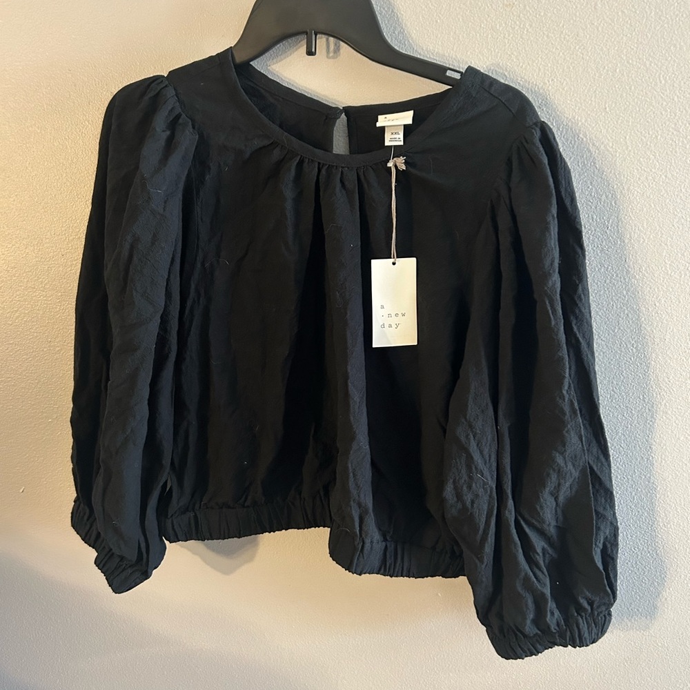 NWT a new day black balloon sleeve top banded at waist.